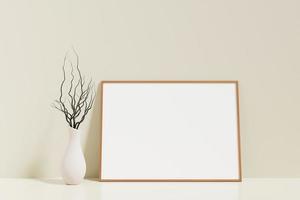 cartel de madera horizontal minimalista y limpio o maqueta de marco de fotos en el suelo apoyado contra la pared de la habitación con jarrón