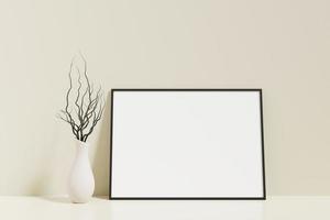 cartel negro horizontal minimalista y limpio o maqueta de marco de fotos en el suelo apoyado contra la pared de la habitación con jarrón
