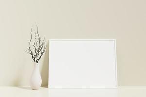 cartel blanco horizontal minimalista y limpio o maqueta de marco de fotos en el suelo apoyado contra la pared de la habitación con jarrón