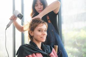 mujer cliente persona que tiene un proceso para hacer que el tratamiento sea un cabello con peluquero en un salón de belleza foto