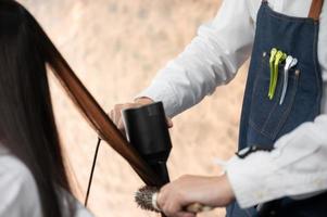 mujer cliente persona que tiene un proceso para hacer que el tratamiento sea un cabello con peluquero en un salón de belleza foto