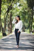 joven mujer de negocios persona asiática en traje inteligente, retrato mujer empresaria al aire libre foto