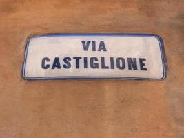 a través del cartel de la calle castiglione en bolonia foto