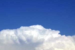 cielo azul con nubes foto