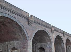 puente ferroviario de ladrillo foto