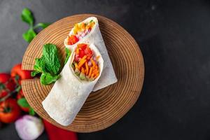 shawarma vegetal doner kebab burrito relleno burrito vegetariano pita pan vegetariano foto