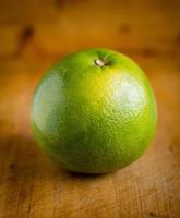 pomelo blanco sobre fondo de madera foto