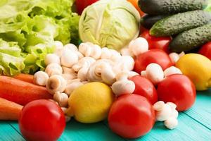 diferentes tipos de verduras en la mesa de la cocina. vista superior y enfoque selectivo foto