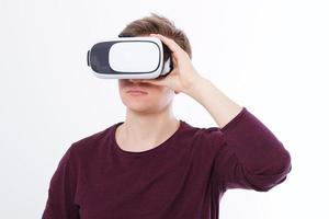 retrato de un joven que lleva gafas de realidad virtual aisladas de fondo blanco. copia espacio y maqueta. teléfono inteligente y auriculares vr. imagen horizontal foto