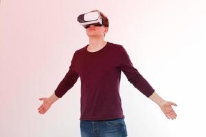 joven con gafas de realidad virtual aisladas de fondo blanco. gafas vr digitales para juegos 360. plantilla y camisa en blanco. copia espacio y maqueta foto