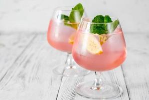 cóctel de limonada con vodka rosa foto