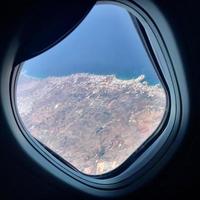 hermosa vista desde la ventana del avión, gran ala de avión muestra casement foto