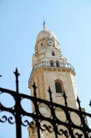 Cruz de la iglesia cristiana en alta torre campanario para la oración foto