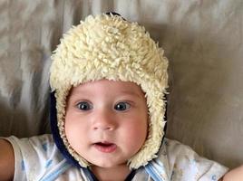 hermoso bebé con sombrero de niño posando fotógrafo para una foto en color