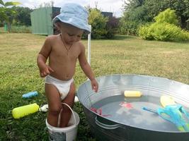 hermoso, nene, con, niño, cara, posar, fotógrafo foto