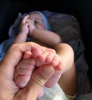 hermoso, nene, con, niño, cara, posar, fotógrafo foto