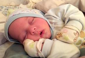 Hermoso bebé durmiendo con sombrero infantil posando fotógrafo para fotografía en color foto