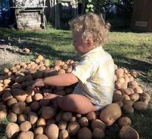 hermoso, nene, con, niño, cara, posar, fotógrafo foto