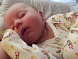 Bebé durmiendo con ropa de niño posando fotógrafo para fotografía en color foto