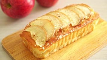 Appelbrood verkruimelde cake op een houten bord video