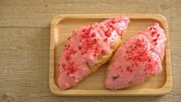 croissant med jordgubbschokladsås video
