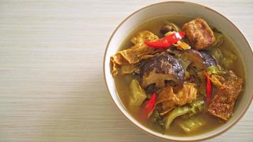 repolho cozido em conserva e sopa de cabaça amarga - estilo de comida asiática, vegana e vegetariana