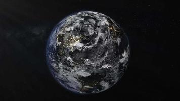 animatie van de aarde gezien vanuit de ruimte, de wereldbol draait op satellietweergave op een donkere achtergrond. video