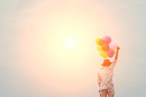 Hermosa joven sosteniendo un globo muy feliz al aire libre foto