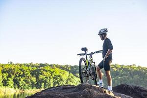 atletas de pie en las montañas con bicicleta foto