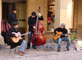 bolonia, italia, 2013, jóvenes artistas callejeros tocando música jazz en el distrito histórico del centro de bolonia. el evento fue gratuito para el público. foto