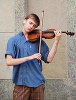 munich, alemania, 2012, joven artista callejero tocando música contemporánea con un violín en el distrito histórico del centro de munich. el evento fue gratuito para el público. foto