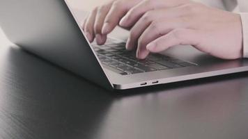 main d'homme d'affaires travaillant avec un téléphone portable et un ordinateur portable dans un bureau moderne au ralenti video