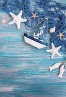 red de pesca con estrellas de mar y decoraciones marinas foto