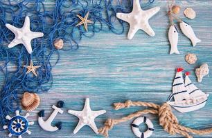 red de pesca con estrellas de mar y decoraciones marinas foto