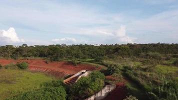 luftaufnahme des wasserreservoirs am ende des burle marx parks in brasilia, brasilien