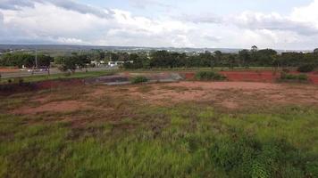 vue aérienne du réservoir d'eau à la fin du parc burle marx à brasilia, brésil video
