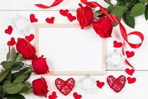 concepto de día de san valentín. rosas rojas, corazones y cajas de regalo sobre un fondo blanco. foto