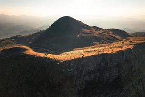 luz de la mañana y montañas, montañas en la mañana de verano y flores de primavera foto