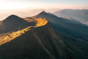 luz de la mañana y montañas, montañas en la mañana de verano y flores de primavera foto