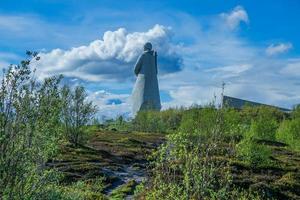 murmansk, rusia, 5 de junio de 2015, paisaje con vistas al monumento al soldado soviético. foto