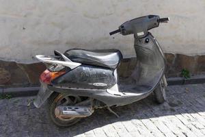 gurzuf, crimea - 29 de mayo de 2018 - paisaje urbano con una vieja motocicleta contra la pared de la casa. foto