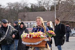 sebastopol, crimea-marzo 18, 2015 - niña vendiendo flores en las calles foto