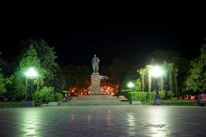 yalta, crimea-28 de mayo de 2016, paisaje de la ciudad nocturna con vistas a los edificios y la arquitectura. foto