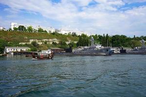 sebastopol, crimea-13 de junio de 2015- paisaje urbano con mar costero y barcos foto