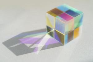 prisma de arco iris cúbico sobre un fondo blanco foto