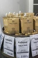 yalta, crimea-30 de mayo de 2018- almacén de bodega massandra con botellas de vino y etiquetas de precios. foto