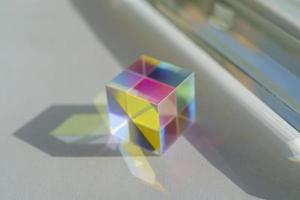 prisma de arco iris cúbico sobre un fondo blanco foto