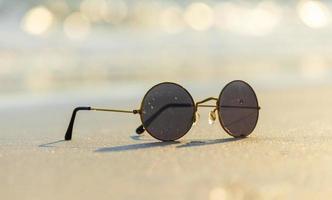 gafas de sol en la arena hermosa playa de verano copia espacio concepto de vacaciones.