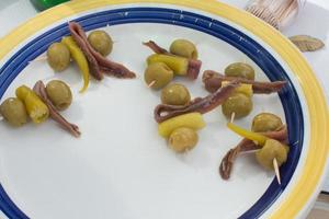 deliciosas y saludables tapas españolas con aceitunas, chiles y anchoas, conocidas como gilda foto