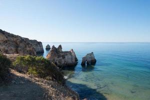 vista panorámica aérea de la playa de los tres hermanos, en algarve, portugal. foto